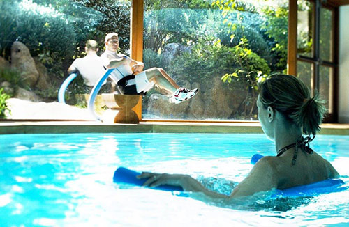 Aquagym dans la piscine de l'hôtel