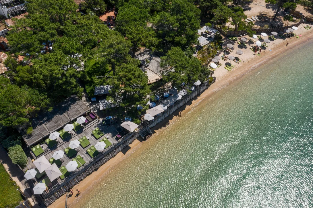 Vue aérienne de la plage au Grand Hôtel de Cala Rossa, à Porto Vecchio